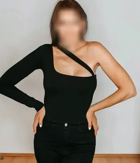 Amina, 37