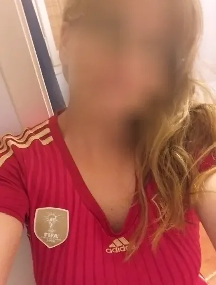 Mia, 35